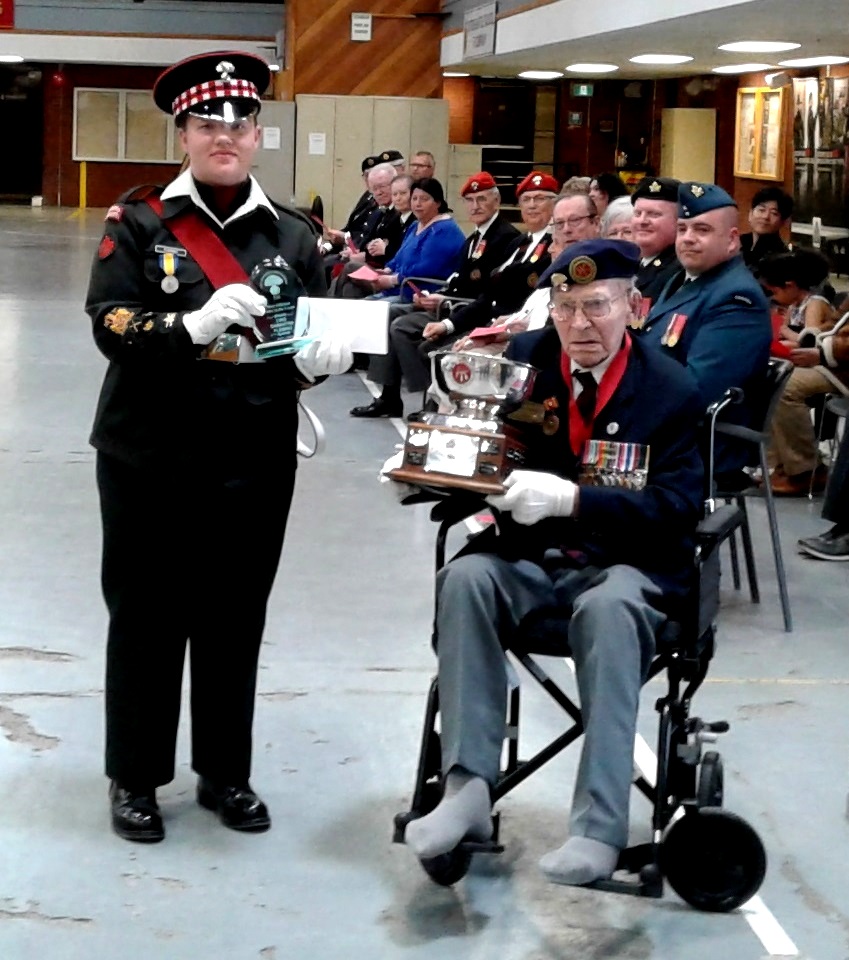 George Peterson (the last Winnipeg Grenadier, Hong Kong Veteran) presenting the Most Efficient Trophy to Cadet Chief Warrant Officer (C/CWO) S. Fleming.