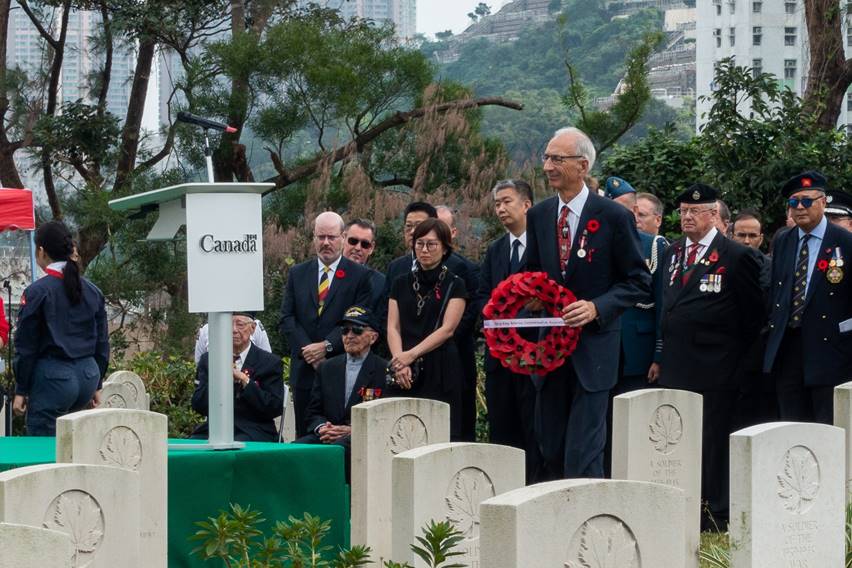 HKVCA President Mike Babin lays a wreath on behalf of the HKVCA at Sai 
	Wan War Cemetery 