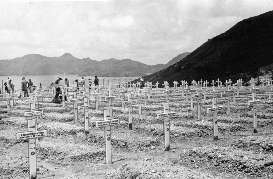 Picture of graves of Canadian soldiers in Hong Kong in the 1940s. Click for larger image.